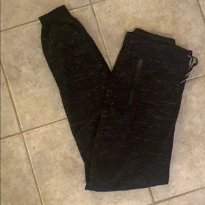 Comfy joggers!! Zipper pockets, string cinch waist